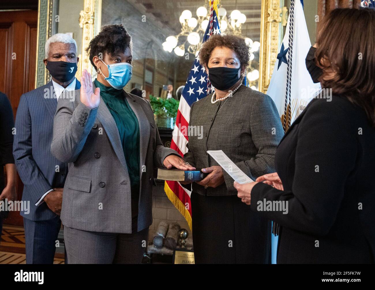 Die Direktorin des Office of Management and Budget (OMB), Shalanda Young, wird am Freitag, den 26. März 2021, feierlich von Vizepräsident Kamala Harris im Eisenhower Executive Office Building in Washington, DC vereidigt. Young schlossen sich ihre Eltern Ronald und Loyce Smith an. Quelle: Kevin Dietsch / Pool via CNP /MediaPunch Stockfoto