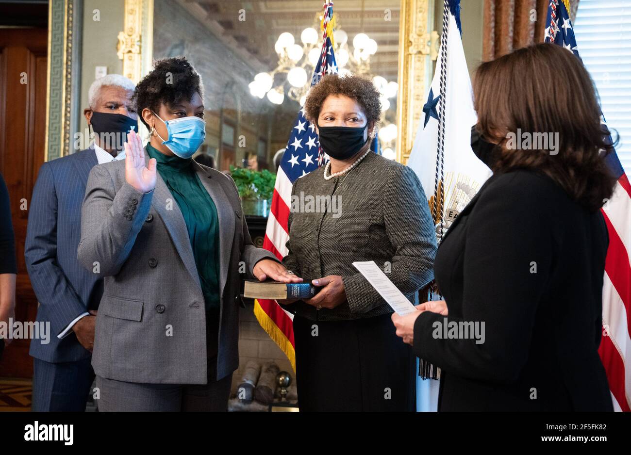 Die Direktorin des Office of Management and Budget (OMB), Shalanda Young, wird am Freitag, den 26. März 2021, feierlich von Vizepräsident Kamala Harris im Eisenhower Executive Office Building in Washington, DC vereidigt. Young schlossen sich ihre Eltern Ronald und Loyce Smith an. Quelle: Kevin Dietsch / Pool via CNP /MediaPunch Stockfoto