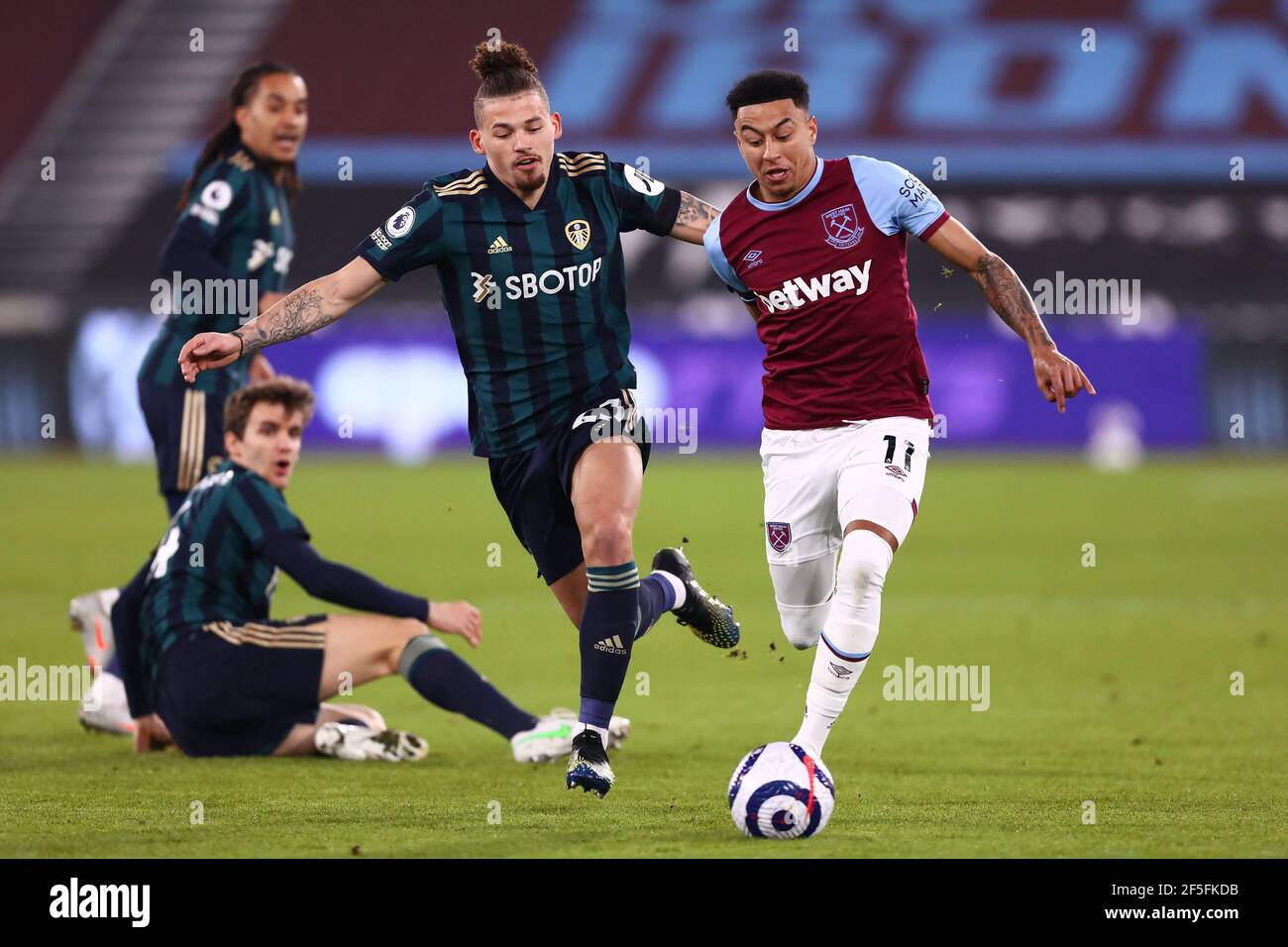 Jesse Lingard von West Ham United und Kalvin Phillips von Leeds United in Aktion - West Ham United gegen Leeds United, Premier League, London Stadium, London, Großbritannien - 8th. März 2021 nur redaktionelle Verwendung - es gelten die DataCo-Beschränkungen Stockfoto