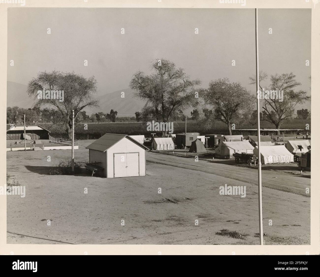 Ansicht des Migrantenlagers Kern, Gemeindezentrum links. Kalifornien. Dorothea Lange (Amerikanisch, 1895 - 1965) Stockfoto