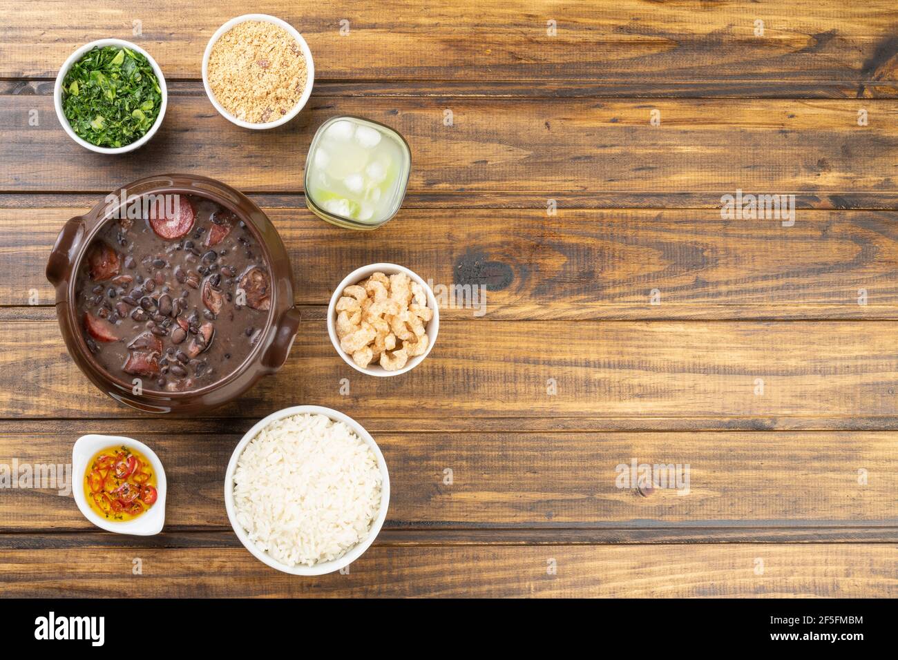 Traditionelle brasilianische Feijoada mit Maniokmehl, Grünkohl ...