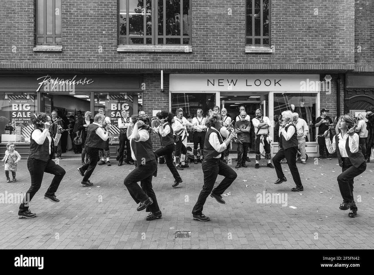 Eine Gruppe weiblicher Morris-Tänzer treten in der High Street während des jährlichen Lewes ‘Day of Dance’, Lewes, Sussex, Großbritannien, auf. Stockfoto