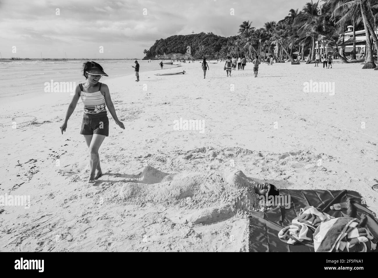 Touristen werden in Sand, White Beach, Boracay, Aklan Provinz der Philippinen. Stockfoto