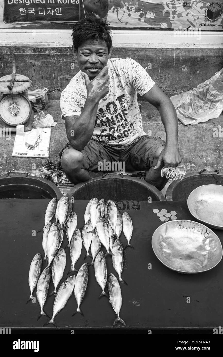 Menschen Vor Ort, Die Frischen Fisch Auf Dem Carbon Market, Cebu City, Cebu, Philippinen, Verkaufen. Stockfoto