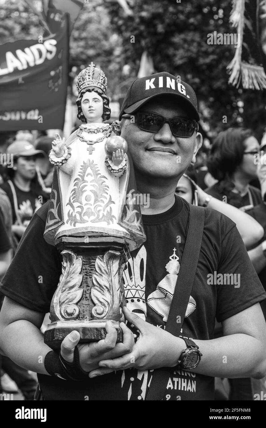 Während Des Ati-Atihan Festivals, Kalibo, Philippinen, Ziehen Einheimische Ihre Santo-Nino-Statuen In Den Straßen Von Kalibo Herum. Stockfoto