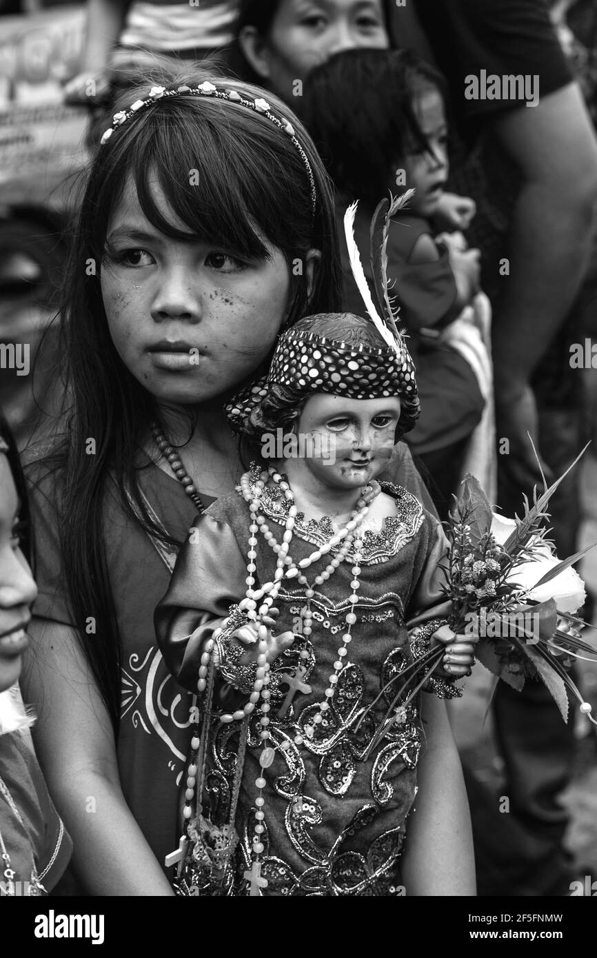 Kinder Parade ihre Santo Nino Statuen in den Straßen von Kalibo während der ati-atihan-Festival, Kalibo, Panay Island, Philippinen. Stockfoto