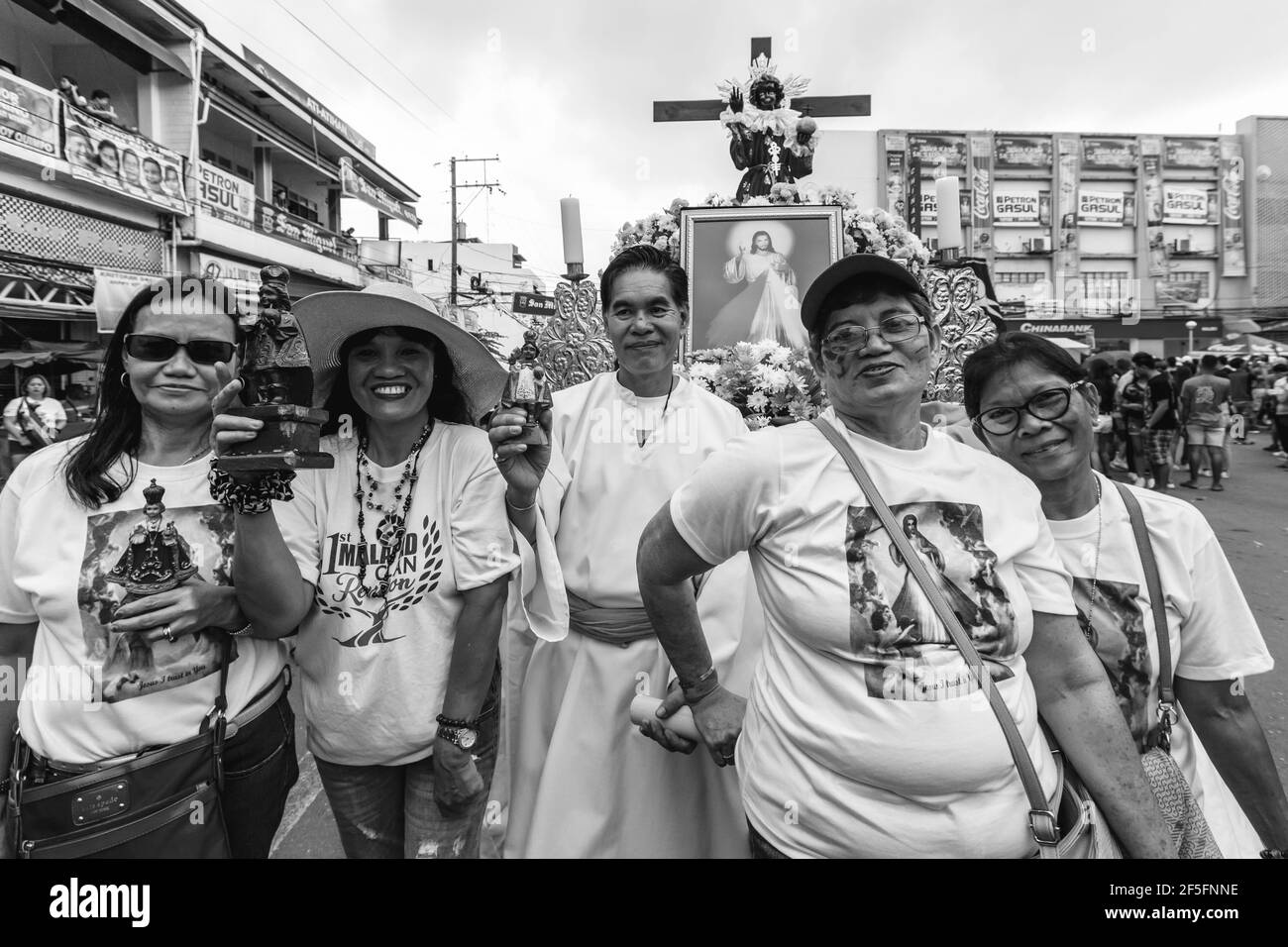 Philippinische Christen Ziehen Während Des Ati-Atihan Festivals, Kalibo, Panay Island, Den Philippinen Mit Santo Nino Statuen Durch Die Straßen Von Kalibo Stockfoto