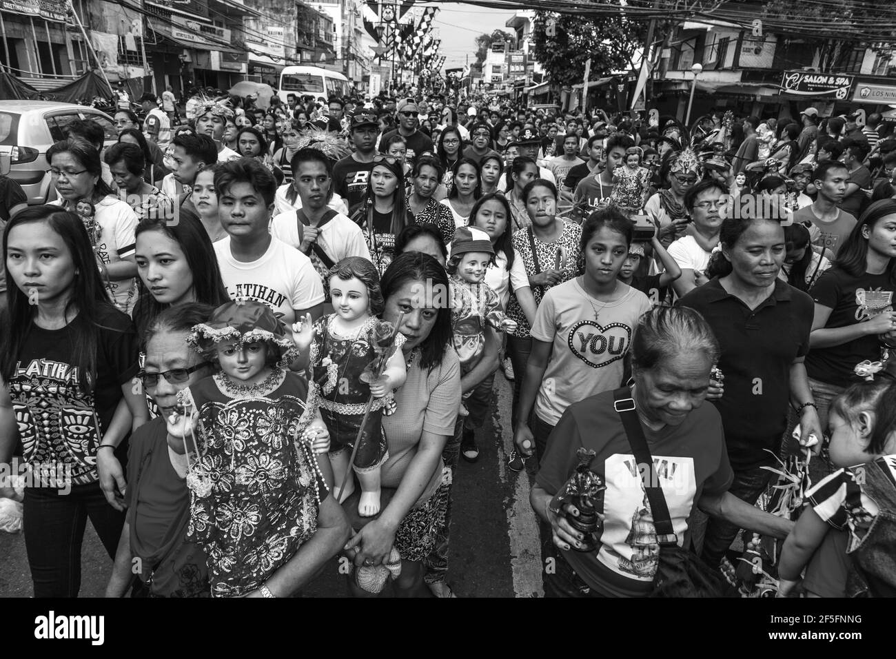 Die Hauptprozession, Filipinos Spazieren Durch Die Straßen Mit Statuen Von Santo Nino Während Des Ati-Atihan Festivals, Kalibo, Philippinen. Stockfoto