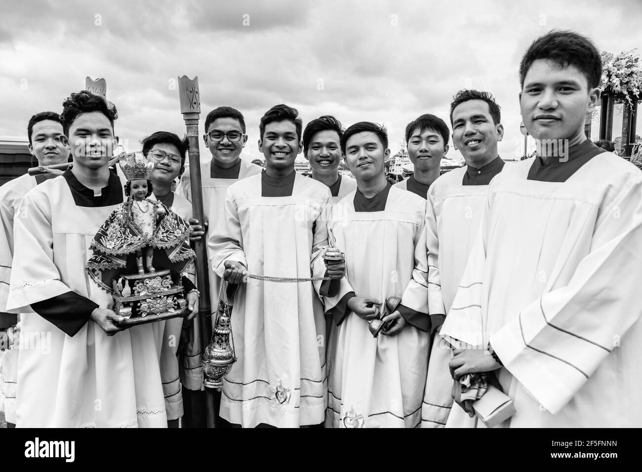 Kirche Klerus für die Ankunft vom Meer warten Der Replik Santo Nino De Cebu, die fluviale Prozession, Dinagyang Festival, Iloilo, Panay Island, die Phi Stockfoto