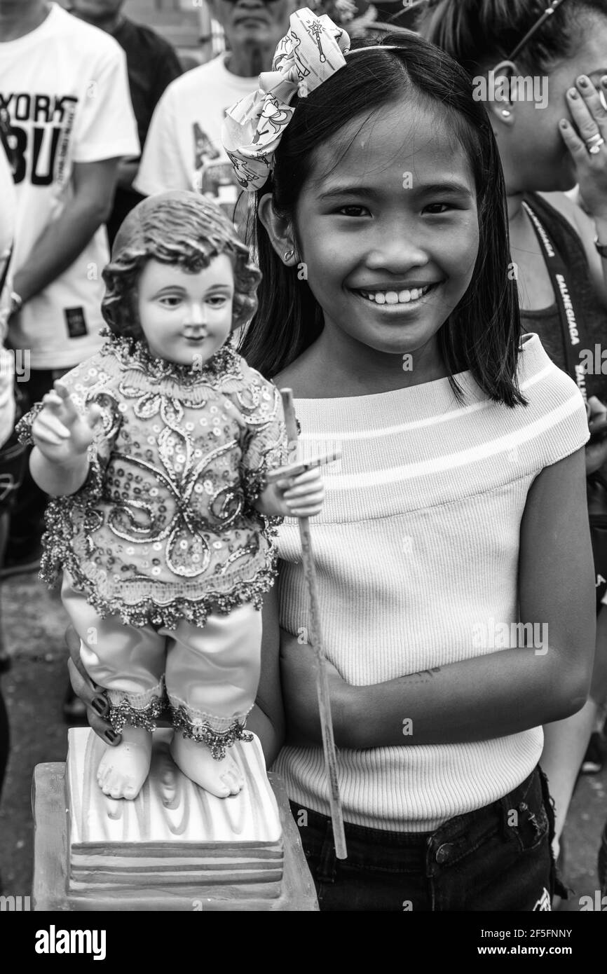 Die Einheimischen Warten Mit Ihren Santo Nino Statuen Auf Die Ankunft Auf Dem Meer Der Replik Santo Nino De Cebu, Dinagyang Festival, Iloilo, Philippinen. Stockfoto