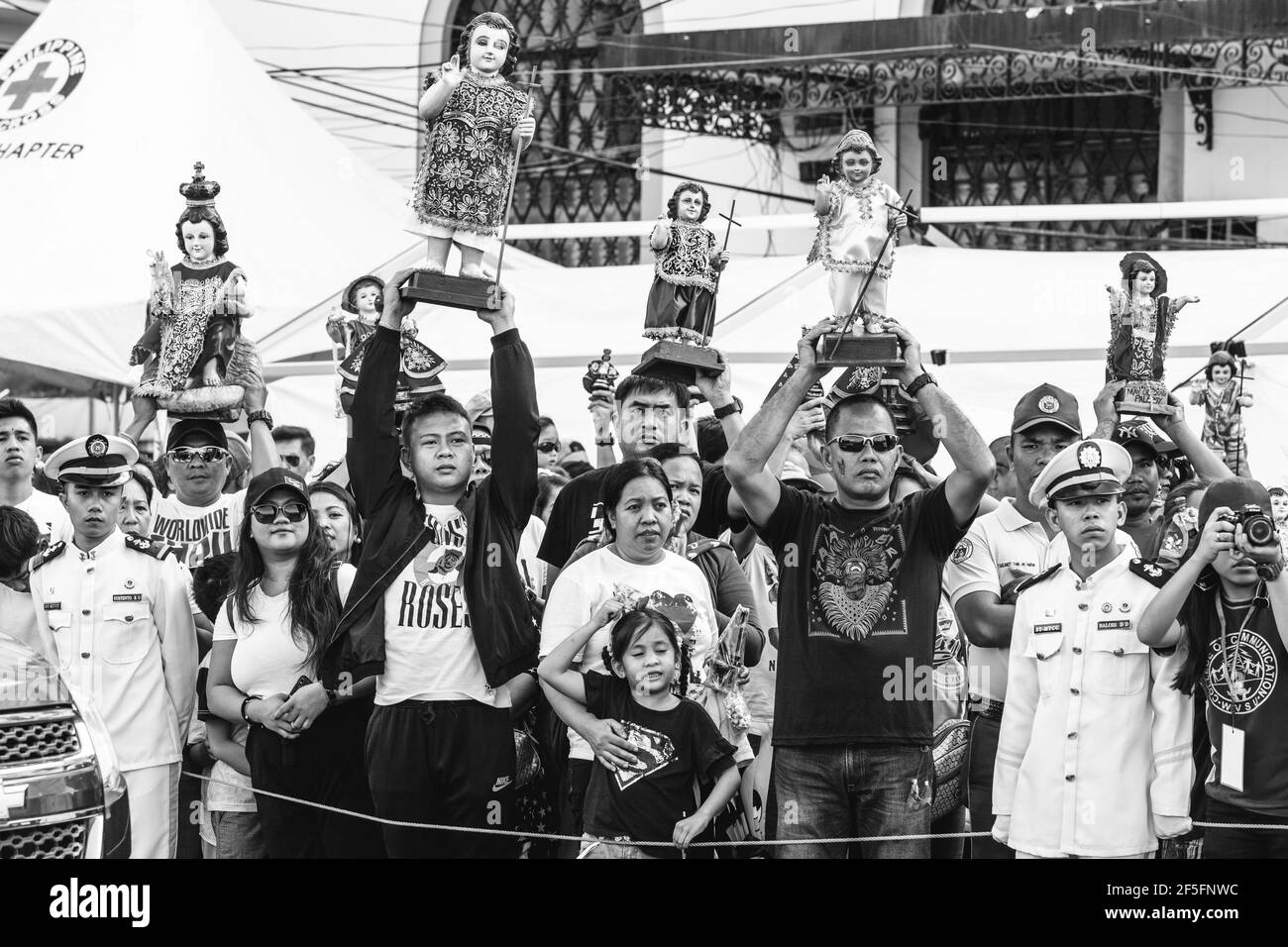 Die Einheimischen Halten Ihre Santo Nino-Statuen Hoch, Während Die Replik Santo Nino De Cebu Auf Dem Seeweg Ankommt, Das Dinagyang Festival, Iloilo, Die Philippinen. Stockfoto
