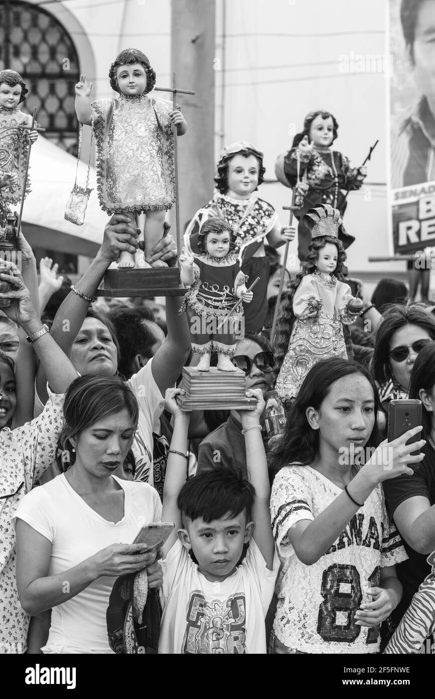 Die Einheimischen Halten Ihre Santo Nino-Statuen Hoch, Während Die Replik Santo Nino De Cebu Auf Dem Seeweg Ankommt, Das Dinagyang Festival, Iloilo, Die Philippinen. Stockfoto