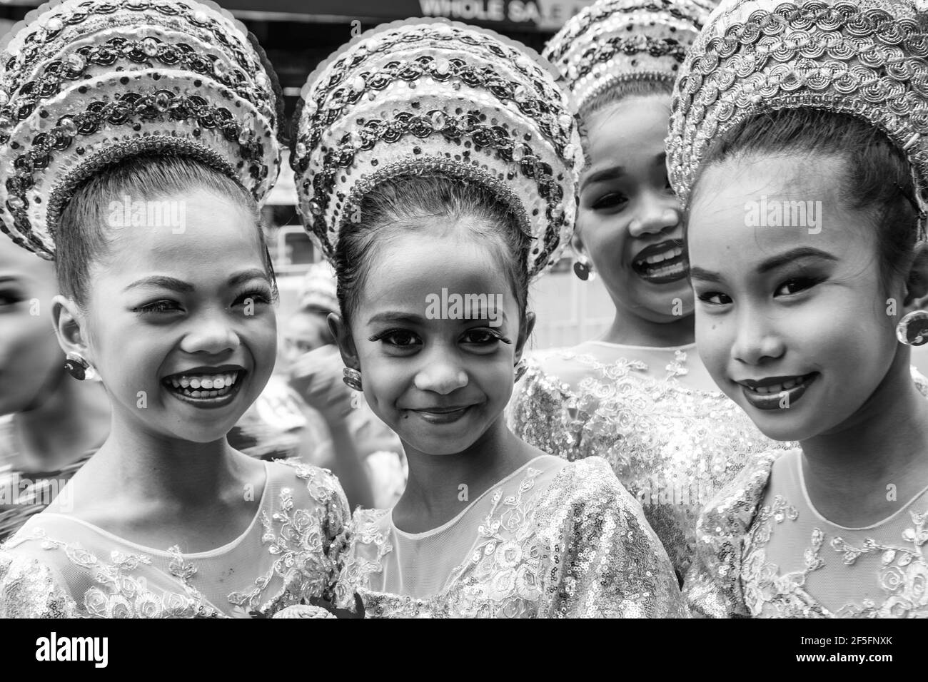 Eine Gruppe philippinischer Grundschüler posiert für EIN Foto während des Drum & Bugle Corps Contest, Dinagyang Festival, Iloilo City, Philippinen. Stockfoto