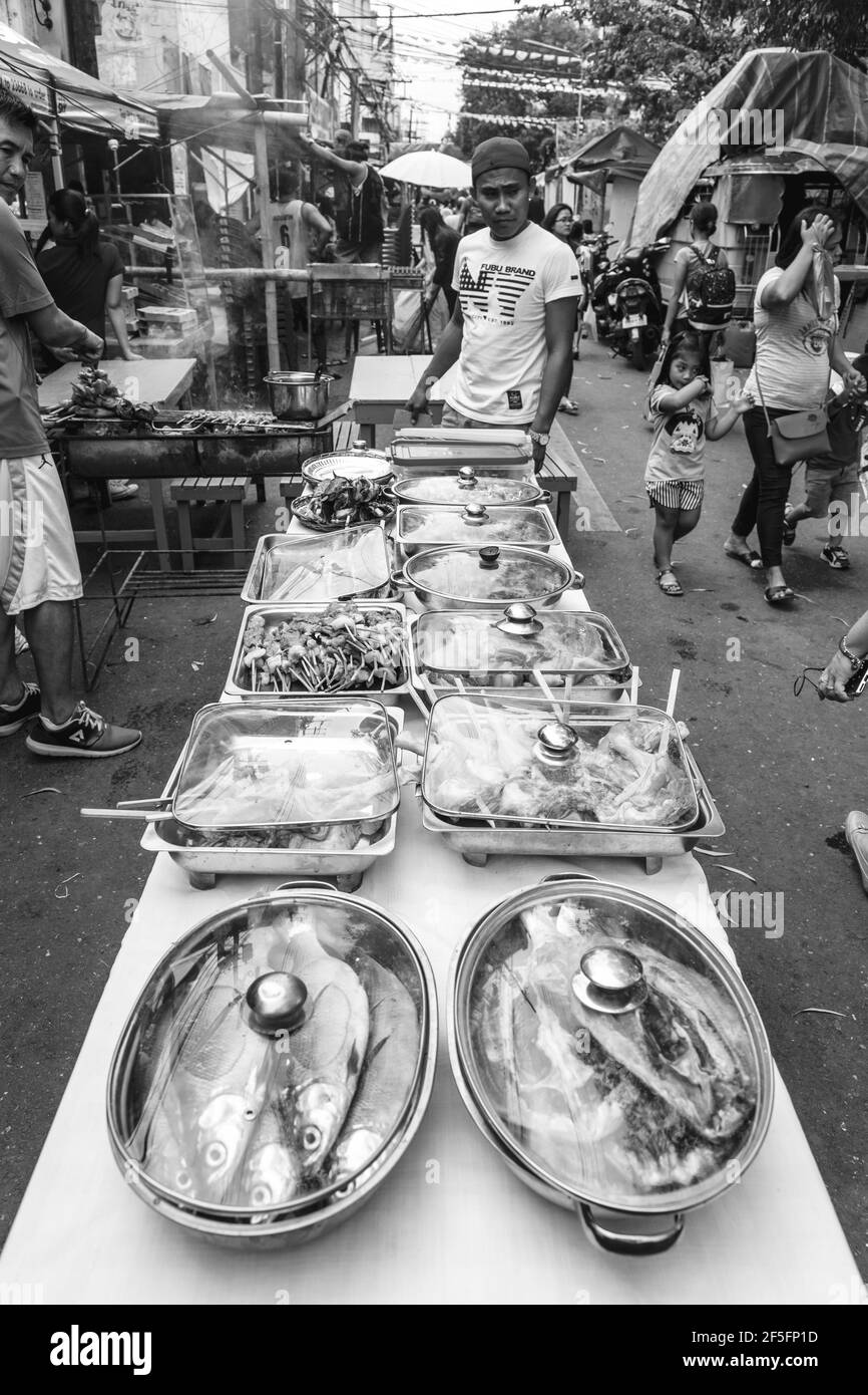 Eine Ausstellung von Restaurantgerichten auf der Straße während des Dinagyang Festivals, Iloilo City, Panay Island, Philippinen. Stockfoto