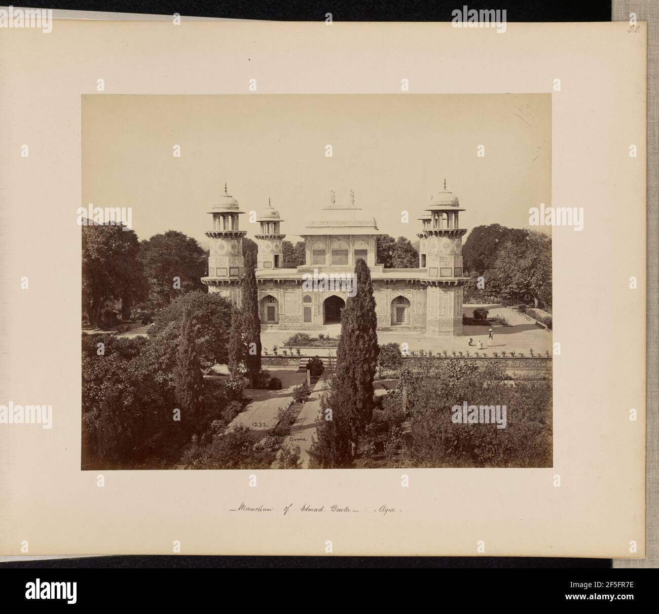 Agra; das Mausoleum des Prinzen Etmad-Dowlah, vom Tor. Samuel Bourne (Englisch, 1834 - 1912) Stockfoto