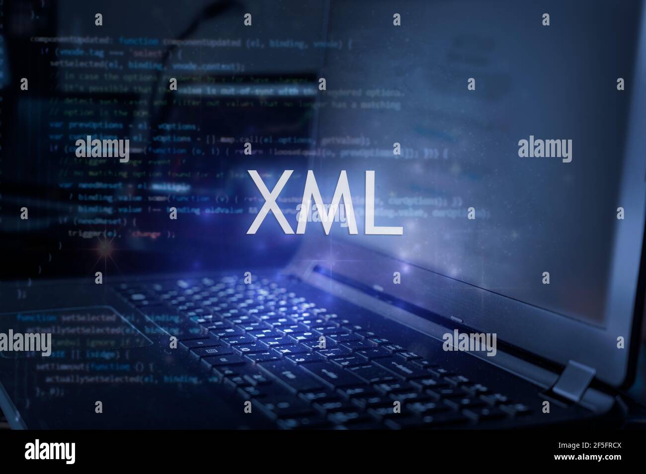 XML-Beschriftung vor Laptop und Code-Hintergrund. Technologiekonzept. Stockfoto