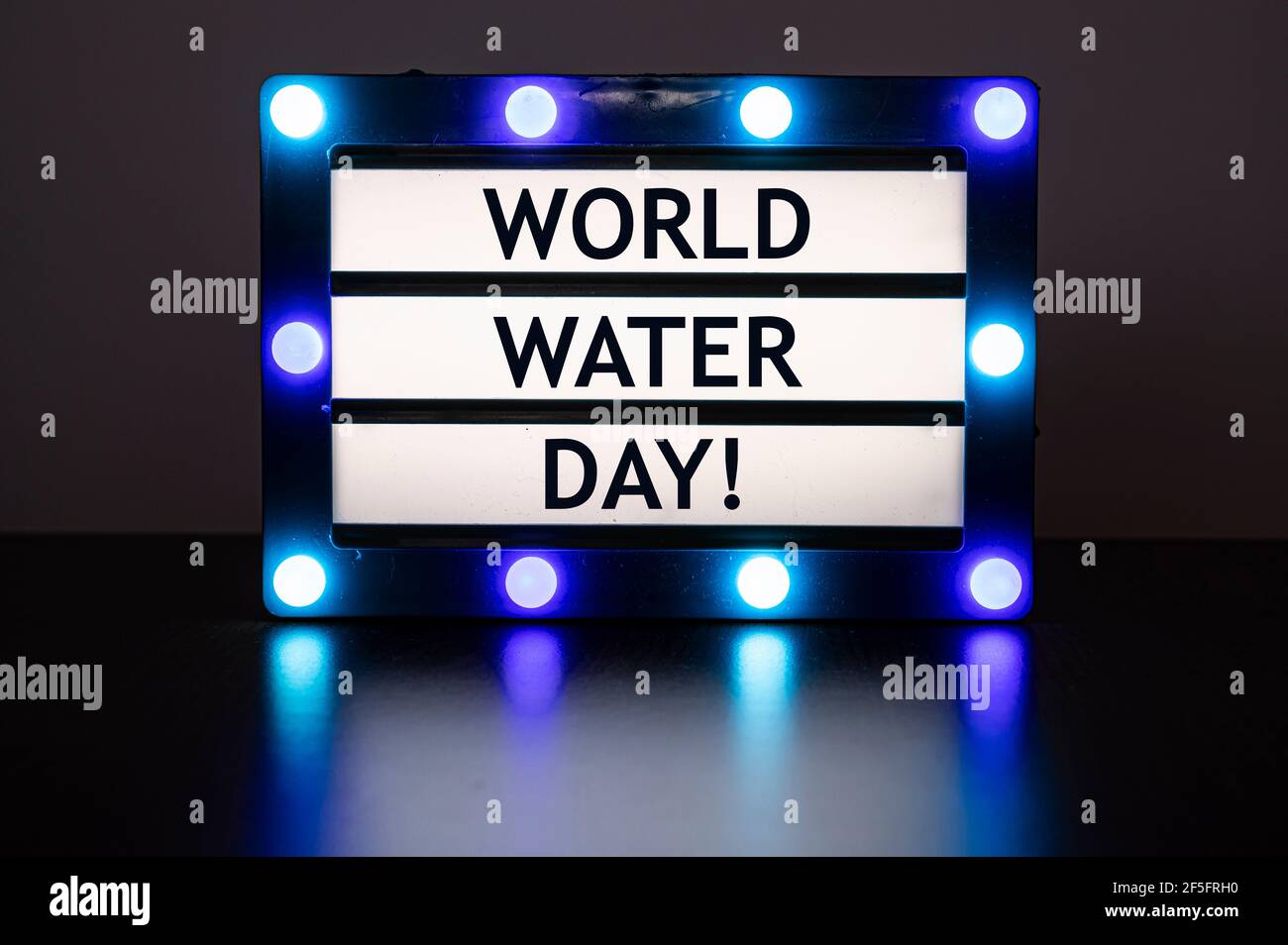 Leuchtkasten mit blauen Lichtern mit Worten - Weltwassertag! Weltwassertag am 22. März. Stockfoto