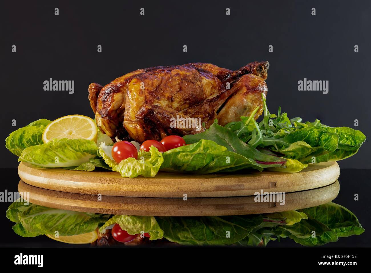Hähnchen auf einem Bett mit Salatblättern braten Stockfoto