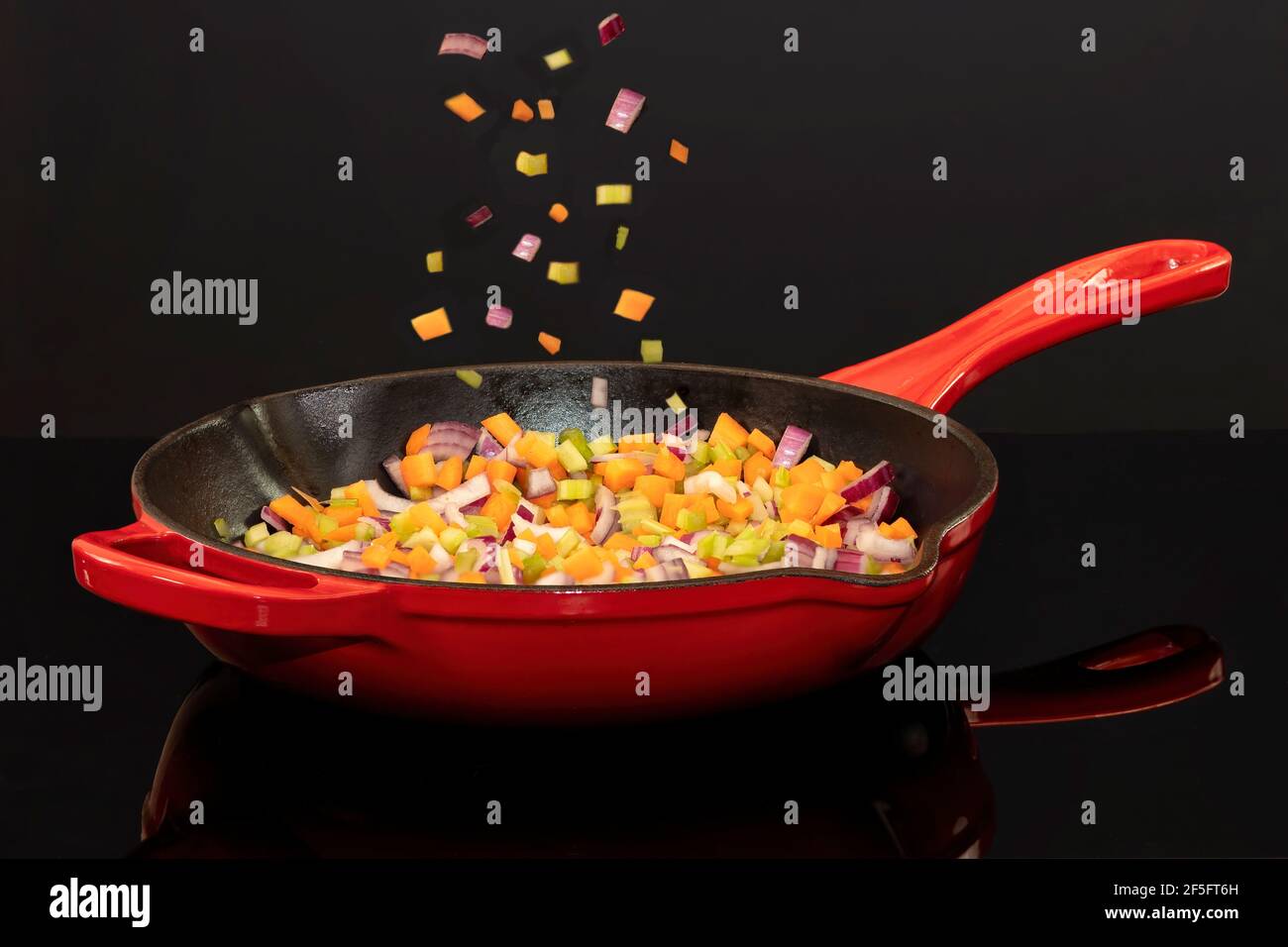 Italienische Soffritto, Karotten, Sellerie und Zwiebel, gehen in die Pfanne  Stockfotografie - Alamy