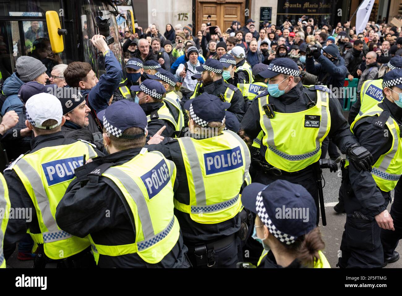 Anti-Lockdown und Anti-Covid-19-Impfprotest, London, 20. März 2021. Polizei kollidiert mit Demonstranten. Stockfoto