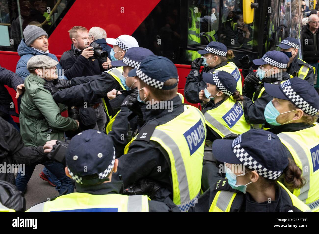 Anti-Lockdown und Anti-Covid-19-Impfprotest, London, 20. März 2021. Polizei kämpft mit Demonstranten. Stockfoto