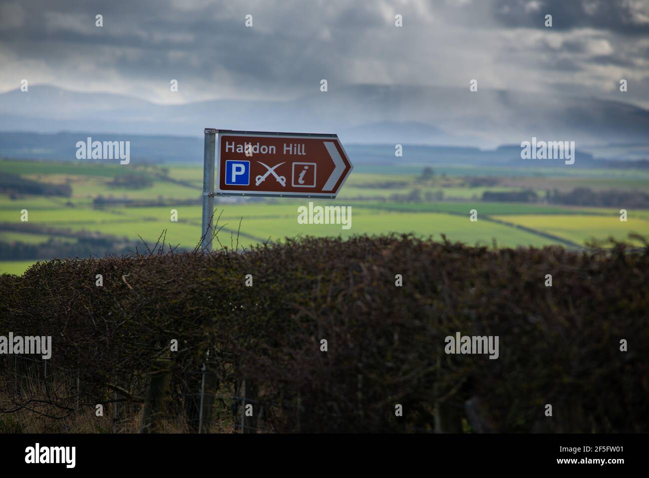 Brown Heritage Schild Post zum Schlacht von Halidon Feld, das liegt etwas außerhalb Berwick upon Tweed, Northumberland, England, Großbritannien Stockfoto