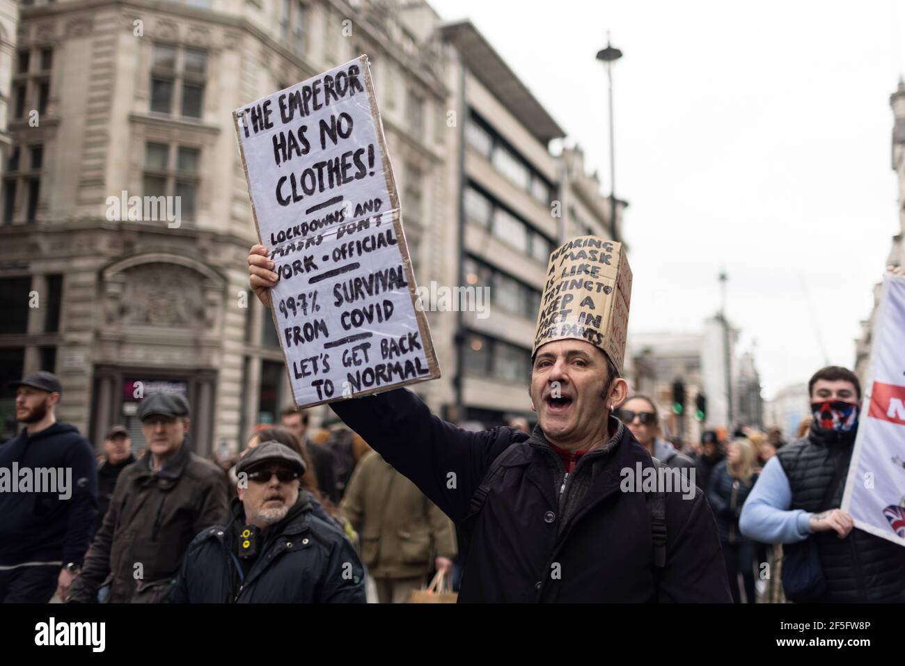 Anti-Lockdown und Anti-Covid-19-Impfprotest, London, 20. März 2021. Marschierende Protestler mit Plakathut Stockfoto