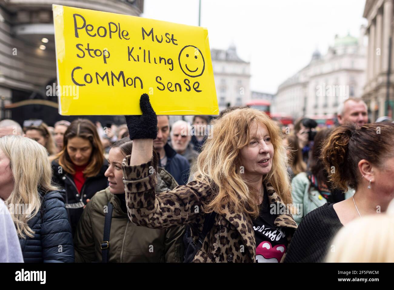 Anti-Lockdown und Anti-Covid-19-Impfprotest, London, 20. März 2021. Porträt einer Frau mit Plakat. Stockfoto