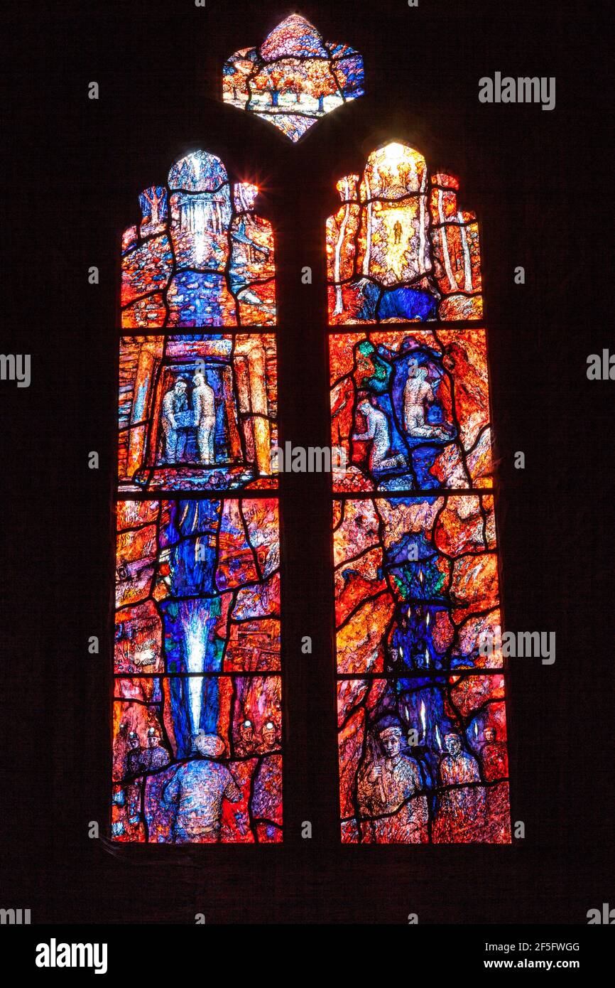 Buntglasfenster von Tom Denny, das die Geschichte des Bergbaus im Forest of Dean darstellt. St. Michael and All Angels Kirche in Abenhall, Gloucestershire. Stockfoto
