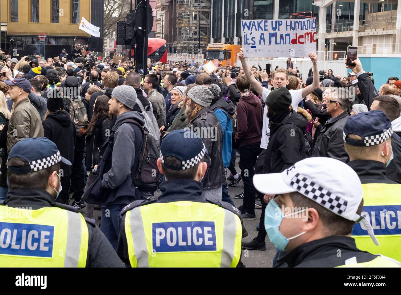 Anti-Lockdown und Anti-Covid-19-Impfprotest, London, 20. März 2021. Die Polizei beobachtet marschierende Demonstranten. Stockfoto
