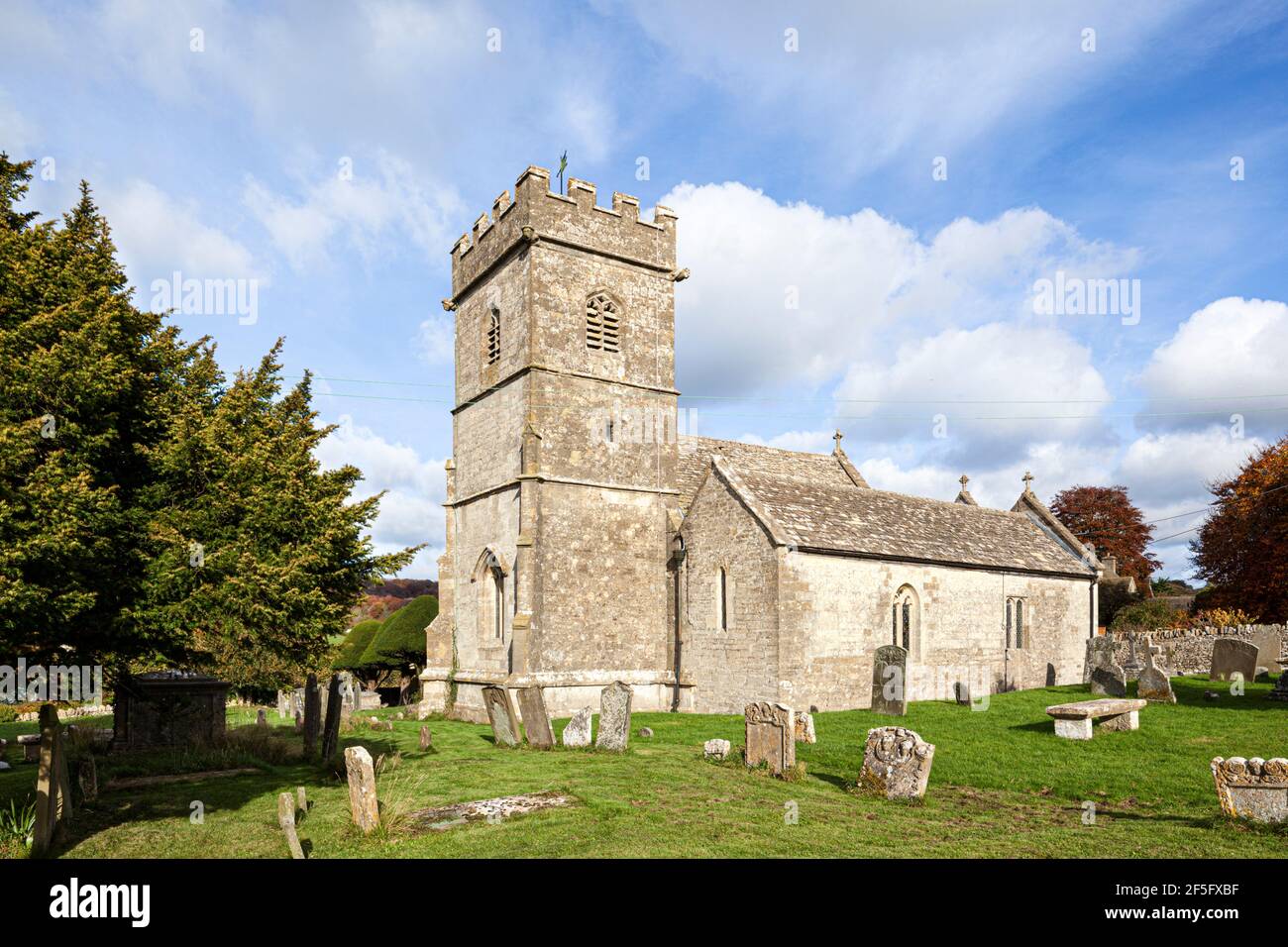 Herbst in den Cotswolds - die Kirche St. James der große aus dem 15th. Jahrhundert im Cotswold-Dorf Cranham, Gloucestershire, Großbritannien Stockfoto