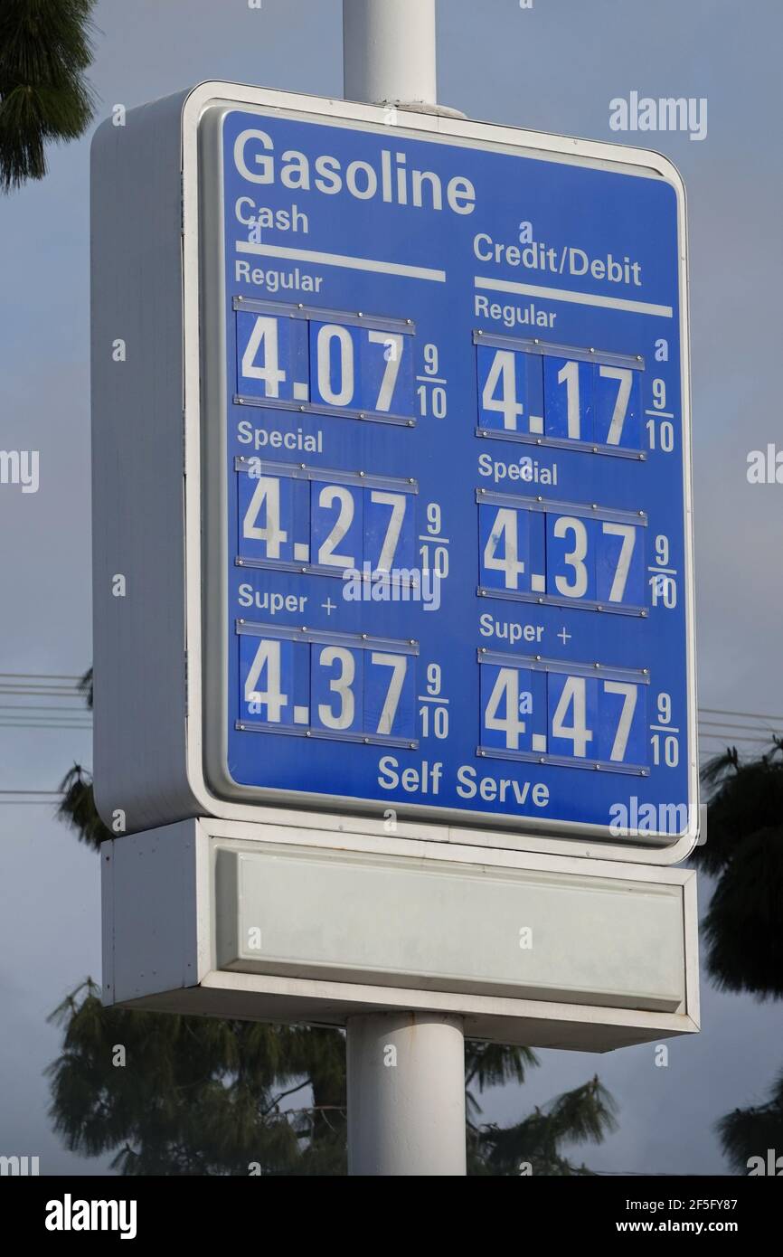 Ein Standard-Tankstellennzeichen zeigt die aktuellen Kraftstoffpreise neben einer Straße in den USA während des Tages an. Stockfoto