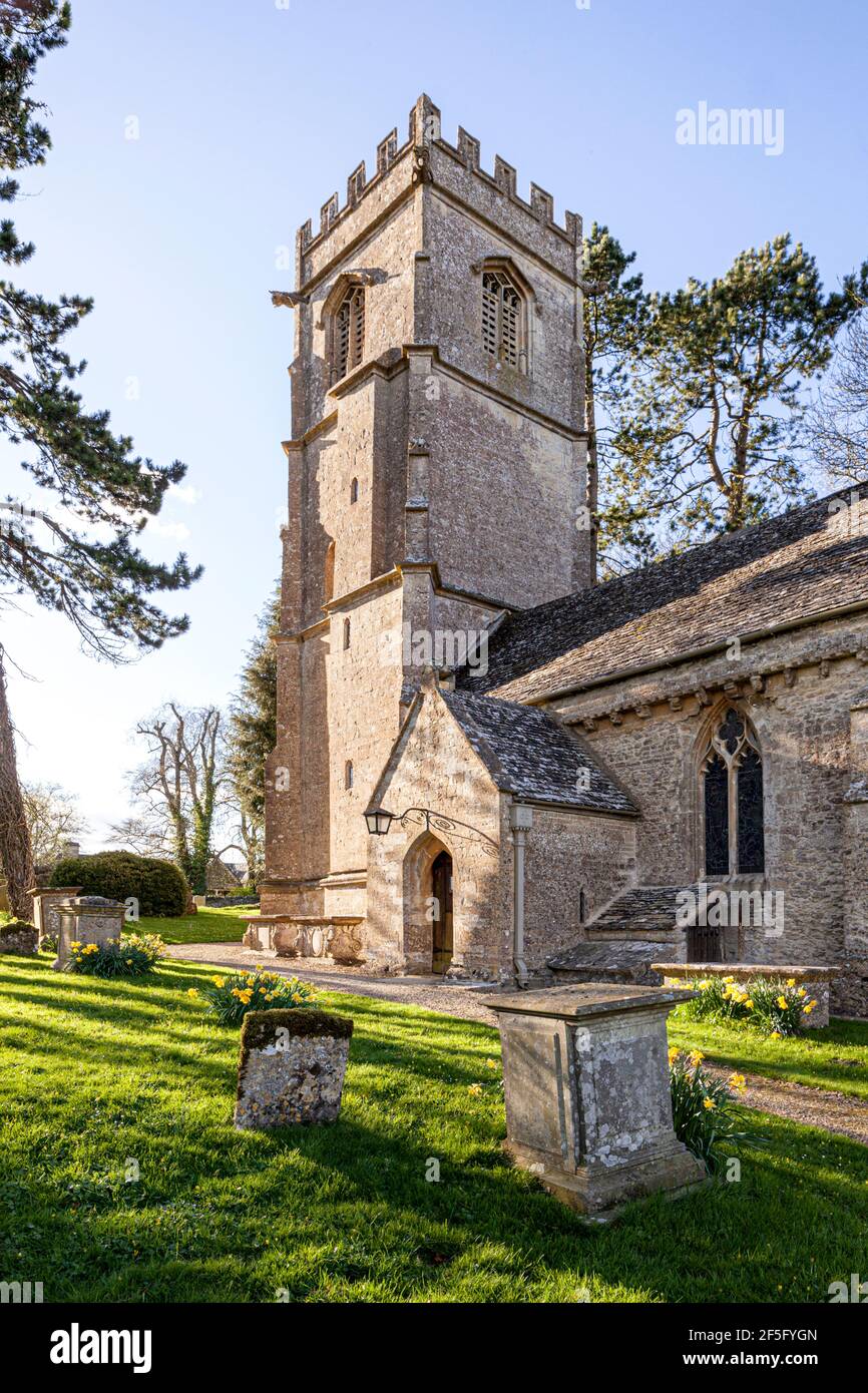 Frühling in der normannischen Kirche St. John im Cotswold Dorf Elkstone, Gloucestershire UK Stockfoto