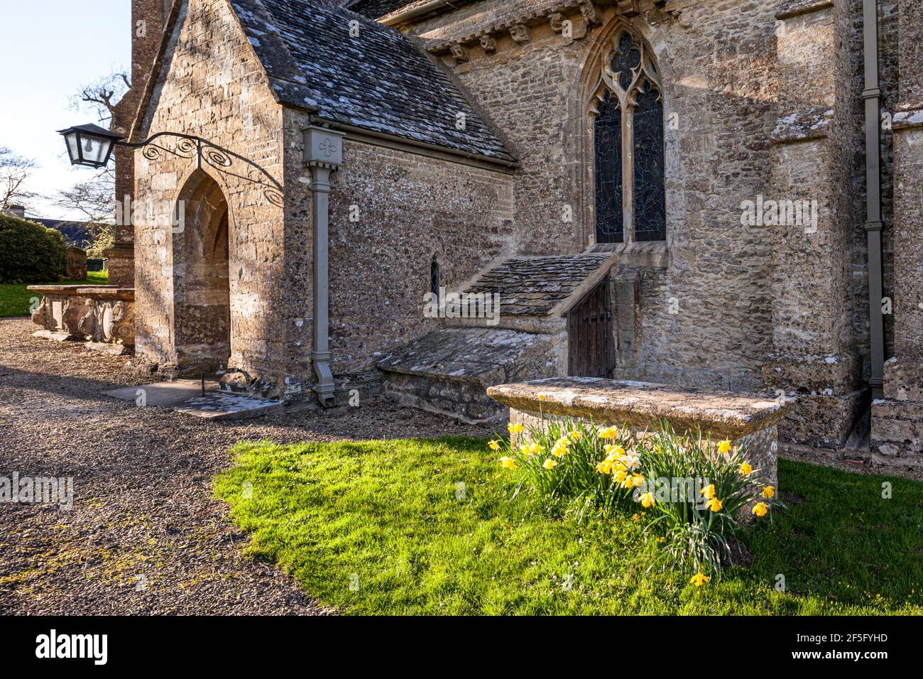 Frühling in der normannischen Kirche St. John im Cotswold Dorf Elkstone, Gloucestershire UK Stockfoto
