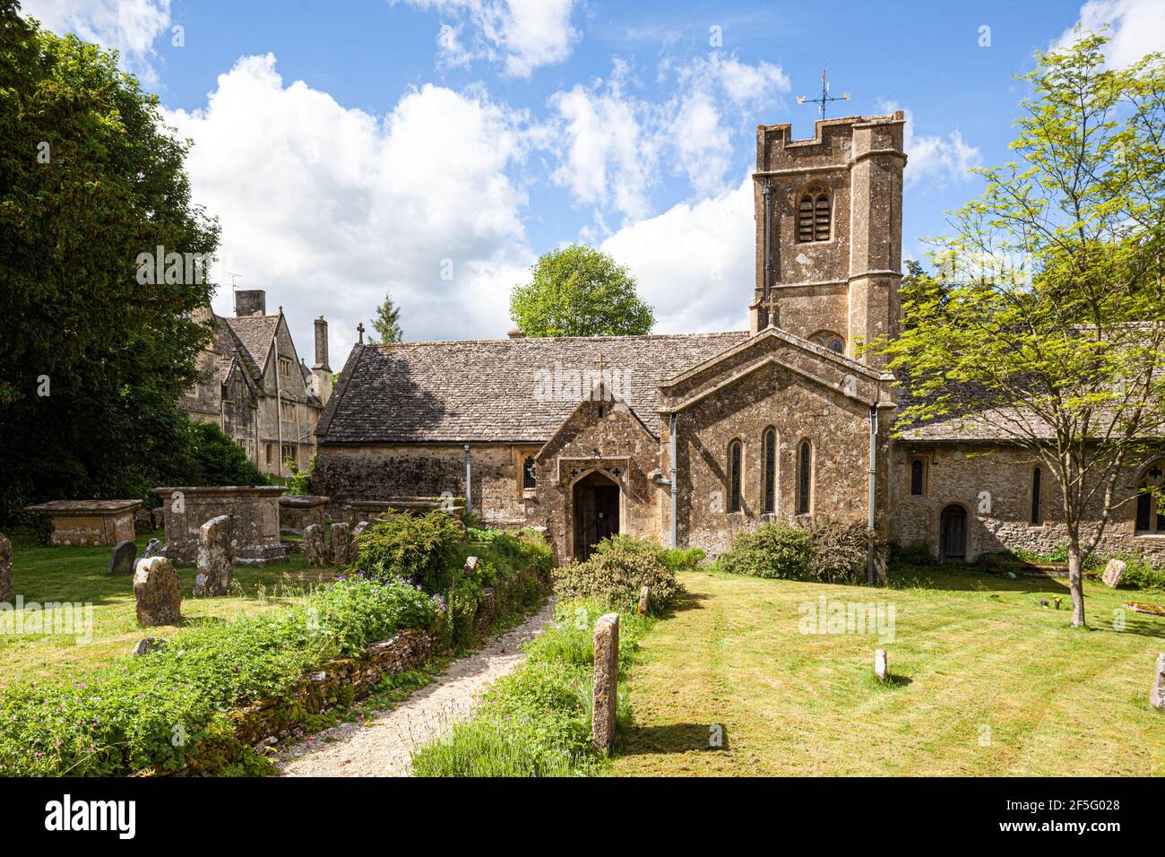 St Andrews Kirche neben dem Herrenhaus im Cotswold Dorf Sevenhampton, Gloucestershire Großbritannien Stockfoto