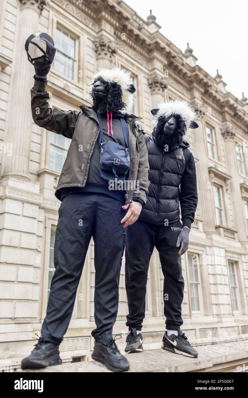 Anti-Lockdown und Anti-Covid-19-Impfprotest, Whitehall, London, 20. März 2021. Zwei Demonstranten in Schafmasken. Stockfoto