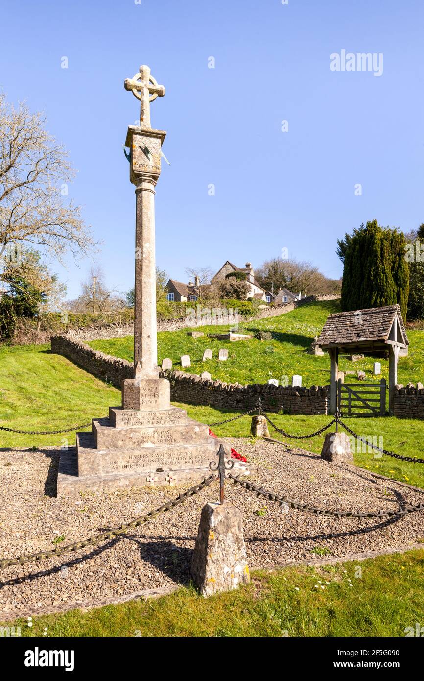 Das Kriegsdenkmal und das Lych-Tor zum Kirchhof im Cotswold-Dorf Sheepscombe, Gloucestershire UK Stockfoto