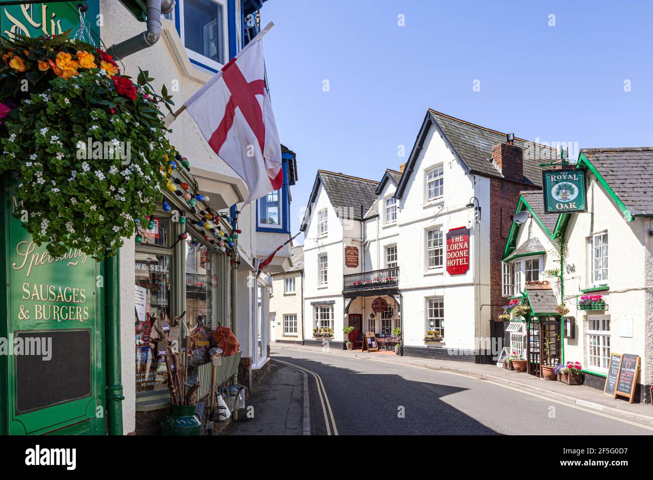 Die High Street in der Exmoor-Stadt Porlock, Somerset UK Stockfoto