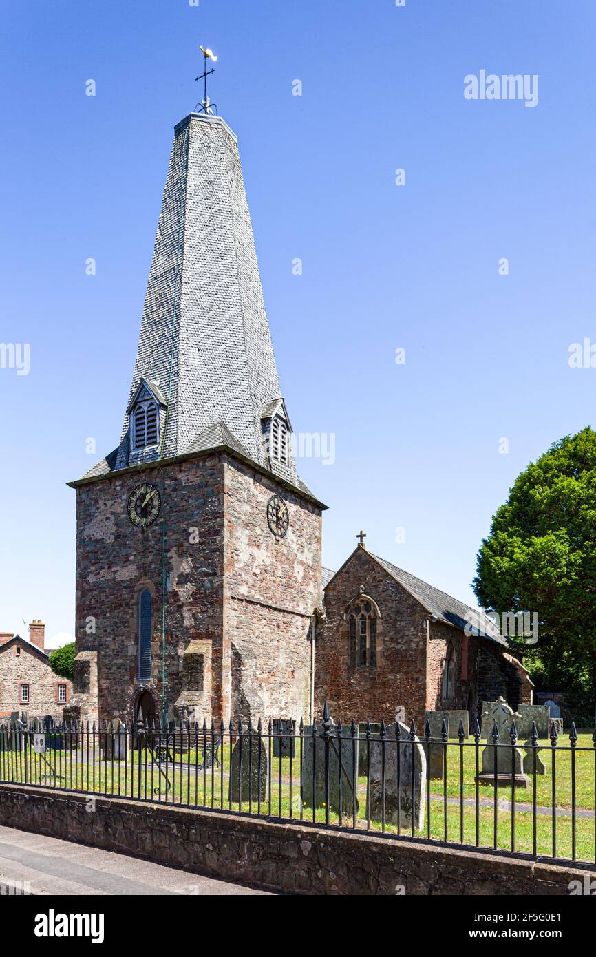 Die Kirche des Heiligen Dubricious aus dem 13th. Jahrhundert mit ihrer verschnittenen, aus Eiche schindeligen Brochenkrone, in der kleinen Exmoor-Stadt Porlock, Somerset UK Stockfoto