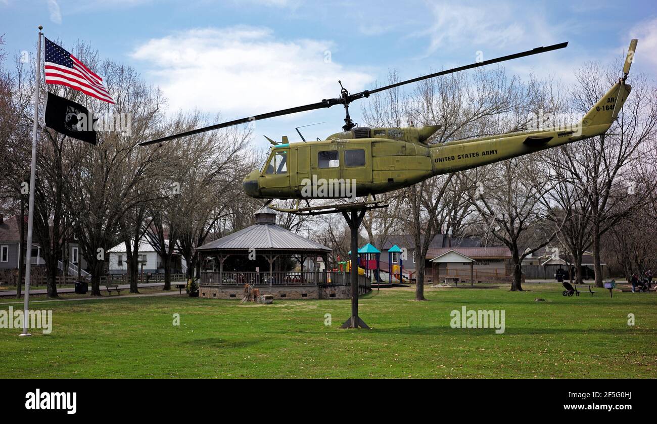 HUEY aus dem Vietnam-Konflikt DER US-Armee wird im Holland-Watson Veteran Park in Chickamauga, Georgia, ausgestellt. Stockfoto