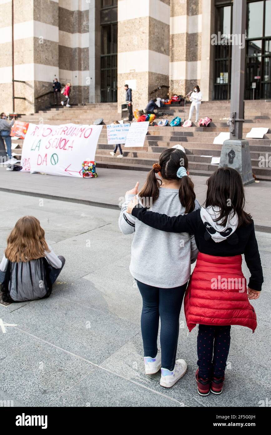 Brescia, Brescia, Italien. März 2021, 26th. Eltern, Schüler und Lehrer protestieren, um zu bitten, wieder zur Schule zu gehen und den Fernunterricht zu stoppen, der im März 2020 mit der Ankunft von Covid19 in Piazza Vittoria begann.Quelle: Matteo Biatta/ZUMA Wire/Alamy Live News Stockfoto