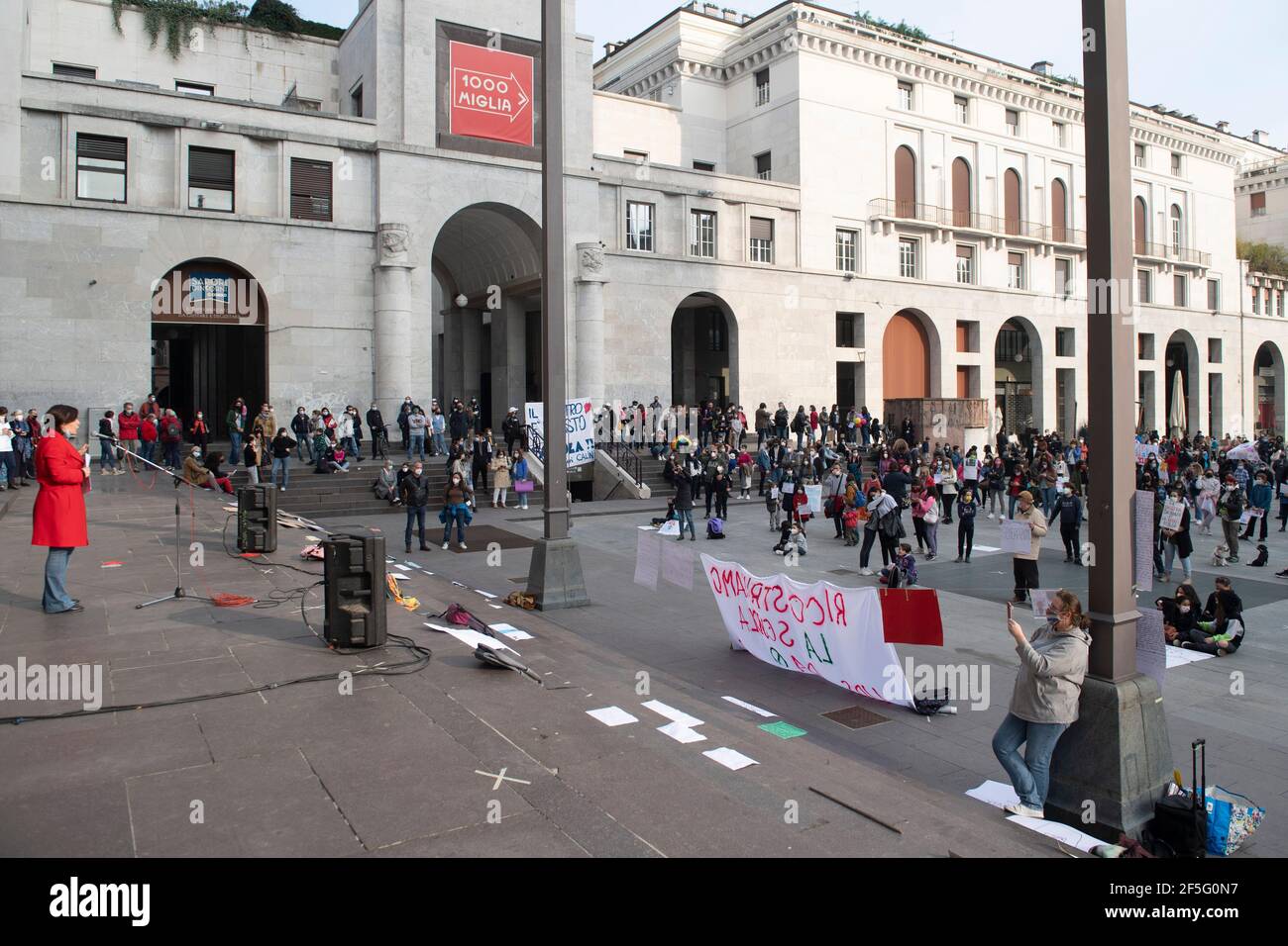 Brescia, Brescia, Italien. März 2021, 26th. Eltern, Schüler und Lehrer protestieren, um zu bitten, wieder zur Schule zu gehen und den Fernunterricht zu stoppen, der im März 2020 mit der Ankunft von Covid19 in Piazza Vittoria begann.Quelle: Matteo Biatta/ZUMA Wire/Alamy Live News Stockfoto