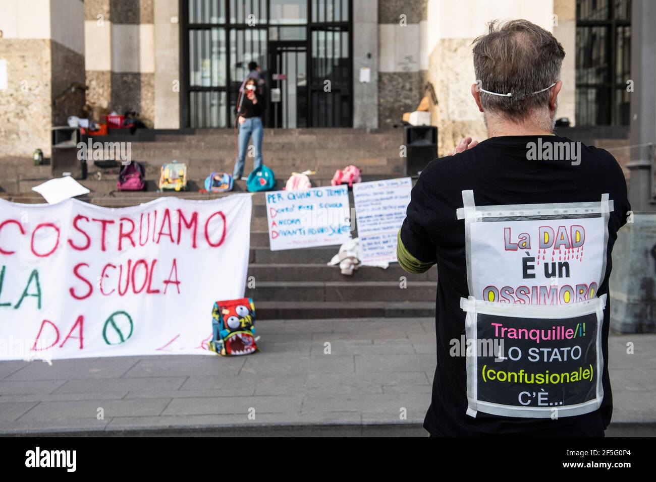 Brescia, Brescia, Italien. März 2021, 26th. Eltern, Schüler und Lehrer protestieren, um zu bitten, wieder zur Schule zu gehen und den Fernunterricht zu stoppen, der im März 2020 mit der Ankunft von Covid19 in Piazza Vittoria begann.Quelle: Matteo Biatta/ZUMA Wire/Alamy Live News Stockfoto