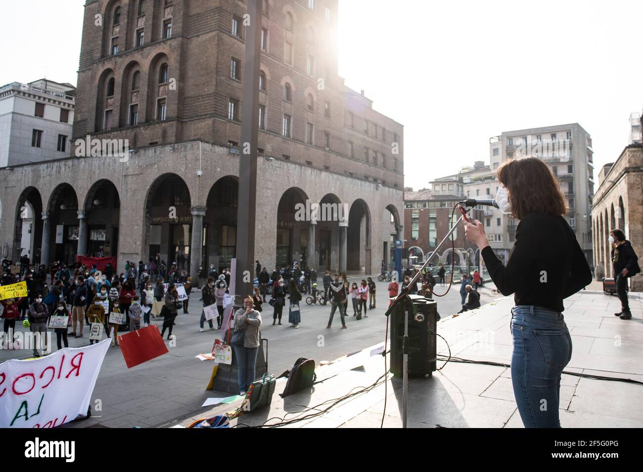 Brescia, Brescia, Italien. März 2021, 26th. Eltern, Schüler und Lehrer protestieren, um zu bitten, wieder zur Schule zu gehen und den Fernunterricht zu stoppen, der im März 2020 mit der Ankunft von Covid19 in Piazza Vittoria begann.Quelle: Matteo Biatta/ZUMA Wire/Alamy Live News Stockfoto