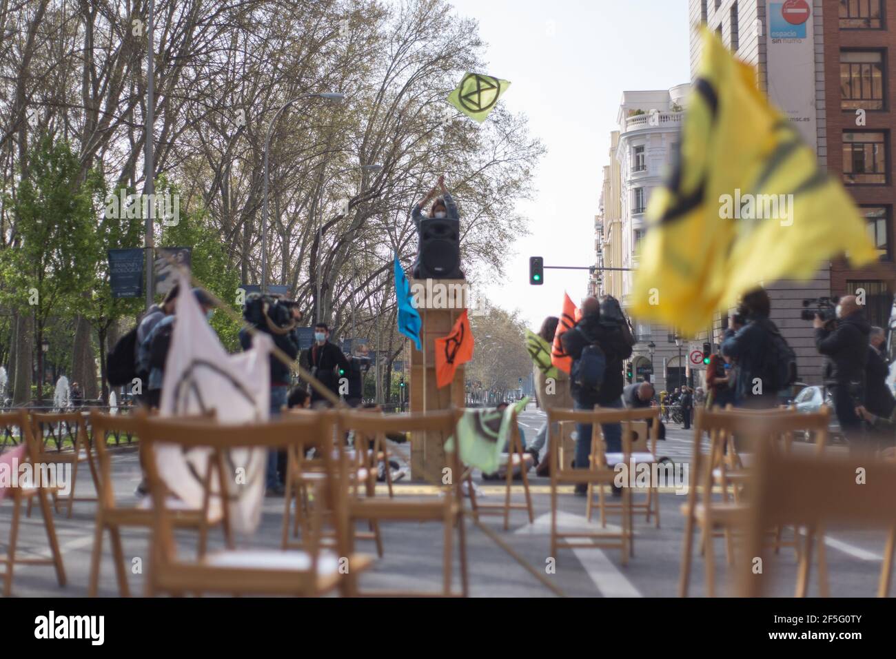 Madrid, Spanien. März 2021, 26th. Aktivisten der Extinction Rebellion während der Proteste in Madrid, Spanien am 26. März 2021. (Foto von Fer Capdepon Arroyo/Pacific Press/Sipa USA) Quelle: SIPA USA/Alamy Live News Stockfoto