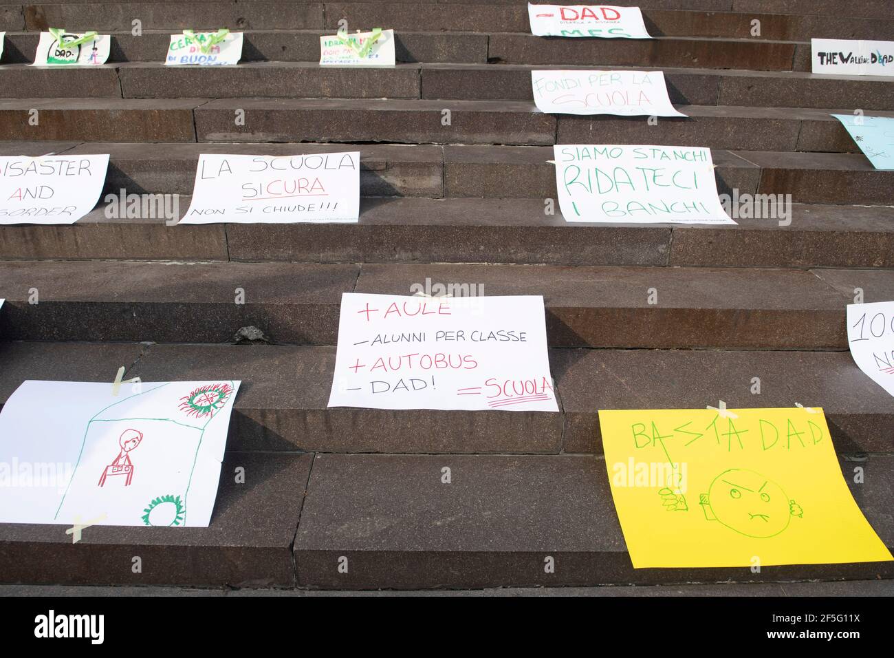 Brescia, Brescia, Italien. März 2021, 26th. Eltern, Schüler und Lehrer protestieren, um zu bitten, wieder zur Schule zu gehen und den Fernunterricht zu stoppen, der im März 2020 mit der Ankunft von Covid19 in Piazza Vittoria begann.Quelle: Matteo Biatta/ZUMA Wire/Alamy Live News Stockfoto