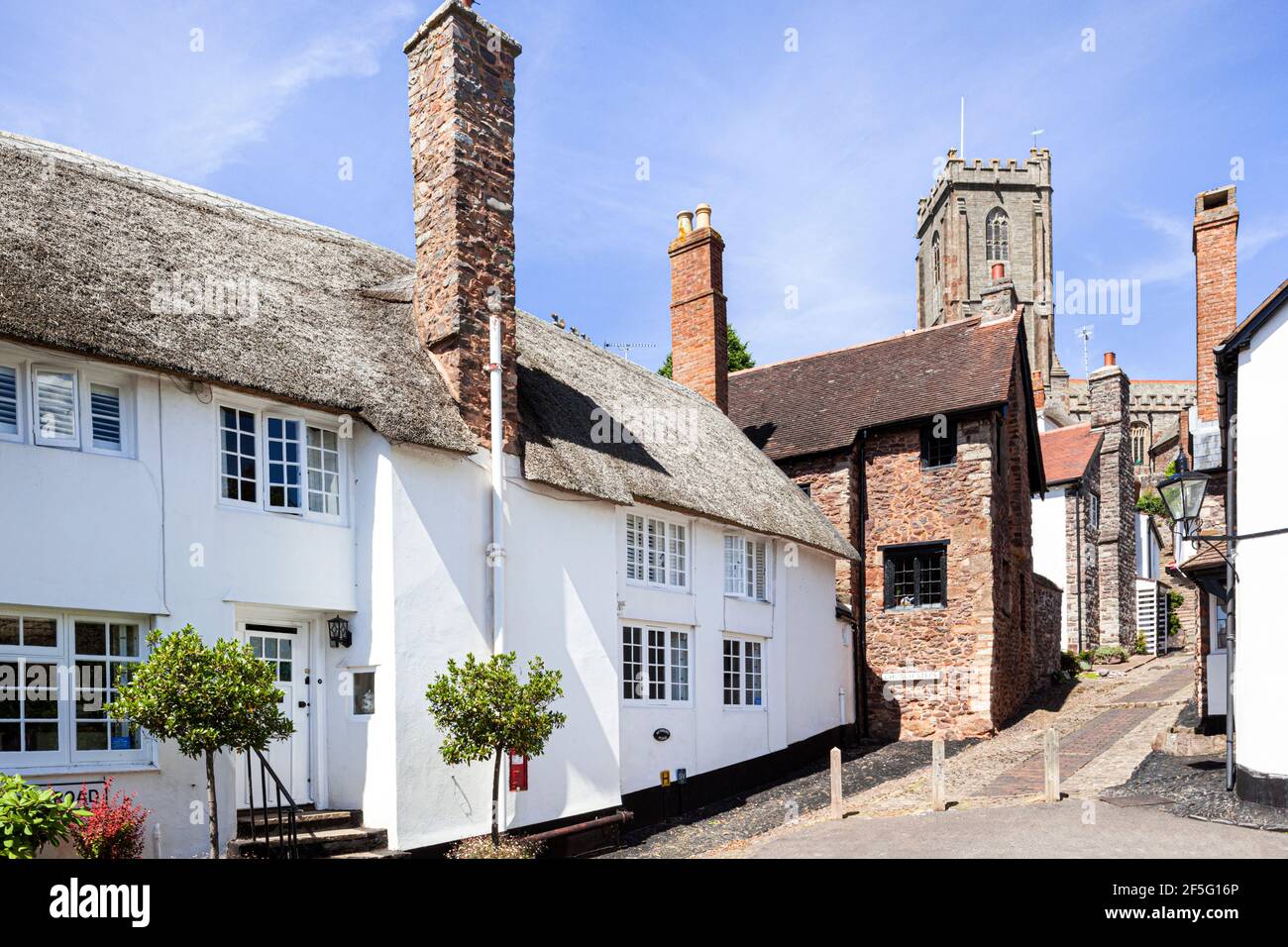 Traditionelle Ferienhäuser neben der Kirche Treppe in der Altstadt von Exmoor Stadt Minehead, Somerset UK Stockfoto