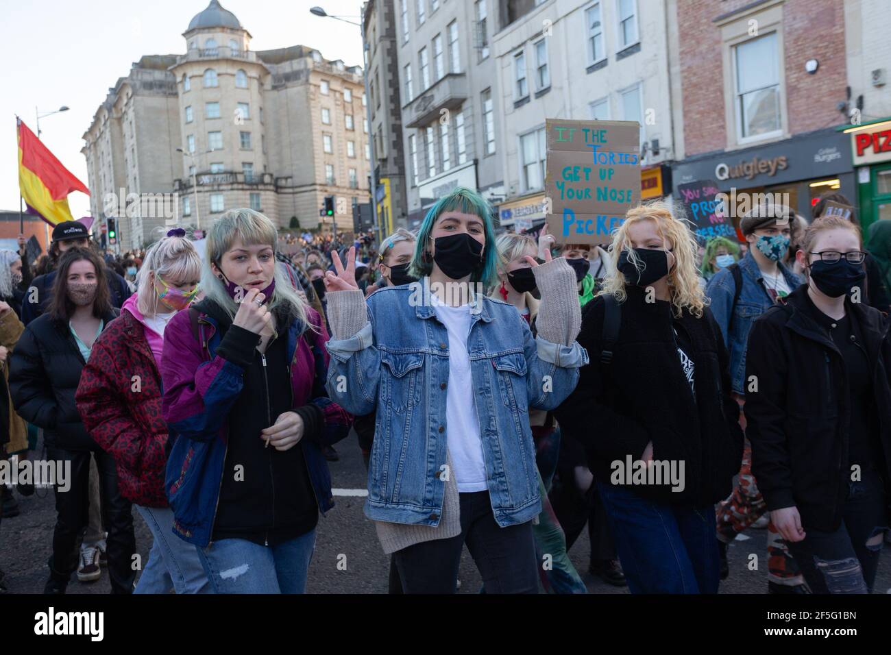 Bristol, Großbritannien. März 2021, 26th. Ein dritter Protesttag in Bristol über das neue Protestgesetz findet im College Green statt. Demonstranten halten Plakate. Kredit: Peter Lopeman/Alamy Live Nachrichten Stockfoto