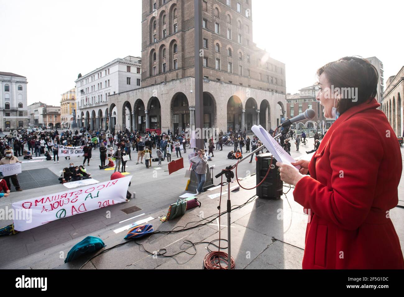 Brescia, Brescia, Italien. März 2021, 26th. Eltern, Schüler und Lehrer protestieren, um zu bitten, wieder zur Schule zu gehen und den Fernunterricht zu stoppen, der im März 2020 mit der Ankunft von Covid19 in Piazza Vittoria begann.Quelle: Matteo Biatta/ZUMA Wire/Alamy Live News Stockfoto