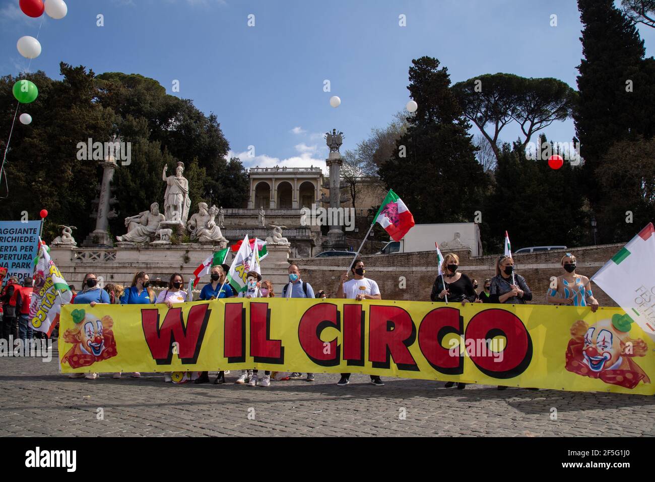 Rom, Italien. März 2021, 26th. (3/26/2021) Demonstration auf der Piazza del Popolo in Rom, organisiert von Zirkus- und Vergnügungspark-Arbeitern, Demonstration auf der Piazza del Popolo in Rom, organisiert von Zirkus- und Vergnügungspark-Arbeitern, um gegen die Schließung von Hunderten von Vergnügungsparks in Italien und die Absage von Zirkus-Shows in ganz Italien zu protestieren, Über fünftausend Familien ohne Arbeit und Einkommen seit der ersten Sperre. (Foto: Matteo Nardone/Pacific Press/Sipa USA) Quelle: SIPA USA/Alamy Live News Stockfoto
